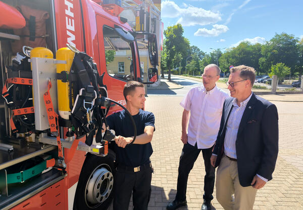 Foto 01 - Spende fr Feuerwehr Zeitz