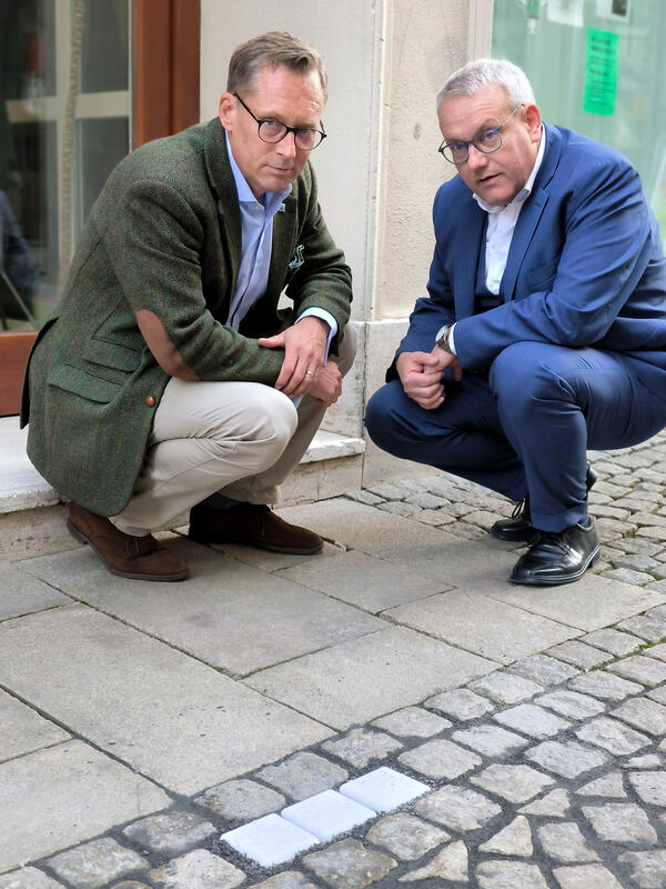 OB und Landrat vor provisorisch verlegten Stolpersteinen