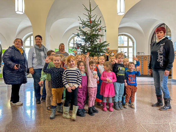 Kinder der Kita Vlkerfreundschaft schmcken Weihnachtsbume im Rathaus