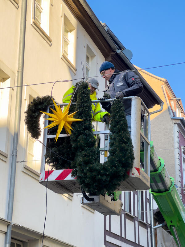 Weihnachtsedekoration in der Kramerstrae wird aufgebaut