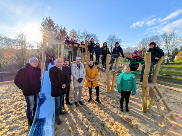 Foto 04 - bergabe Spielgert Grundschule Kayna