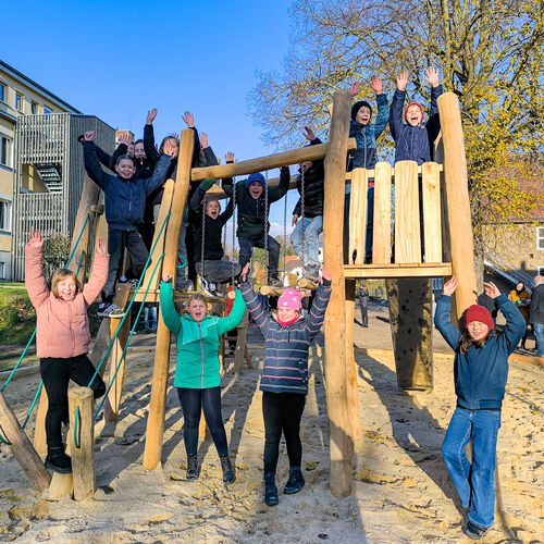 Foto 03 - Übergabe Spielgerät Grundschule Kayna